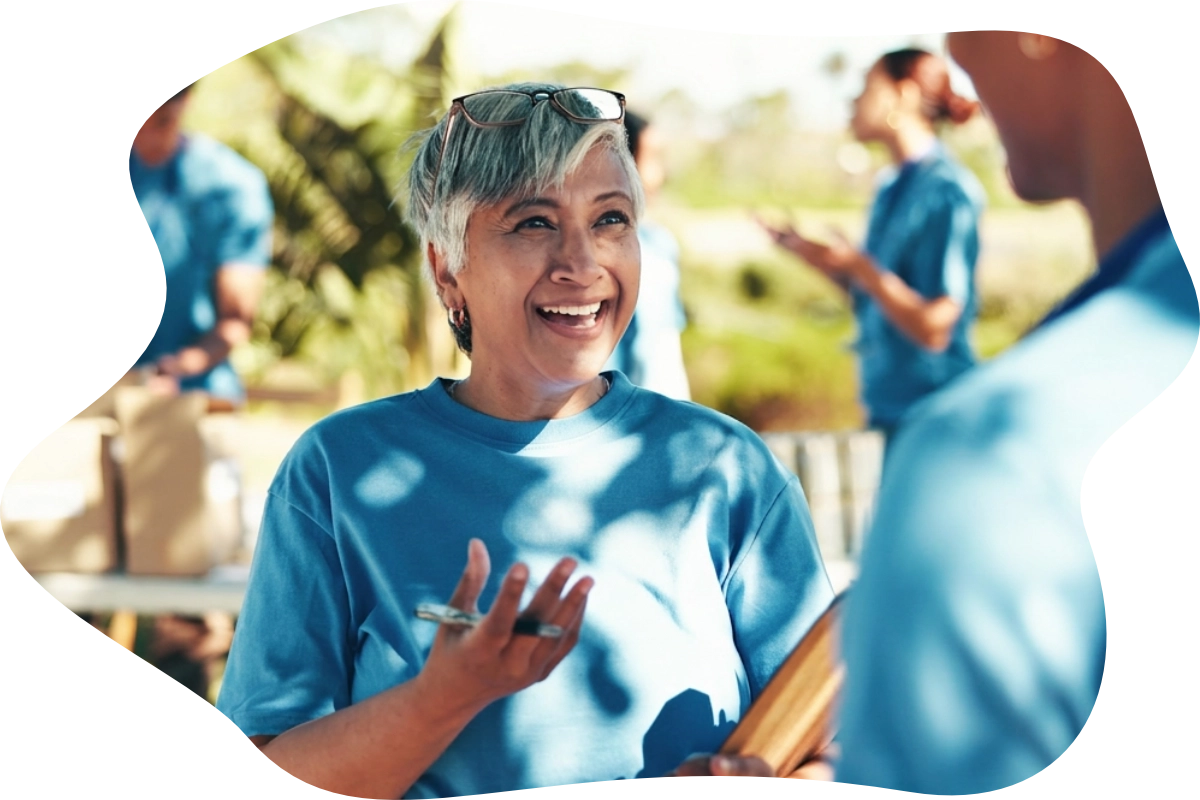 Femme d'âge mûr bénévole souriante